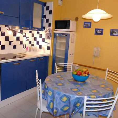 아파트 Coquet A Avec Piscine Partagee / 40 M² 칸느