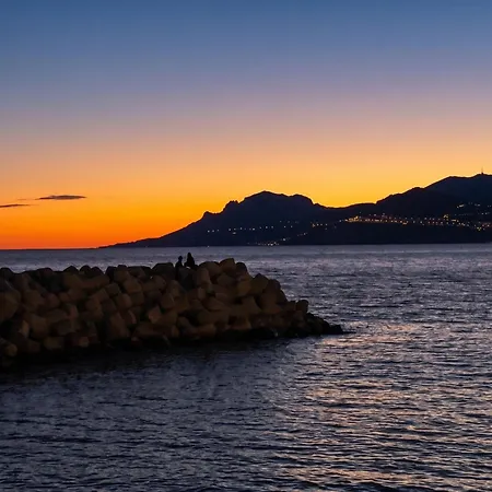 Coquet à Avec Piscine Partagée / 40 M² * Cannes